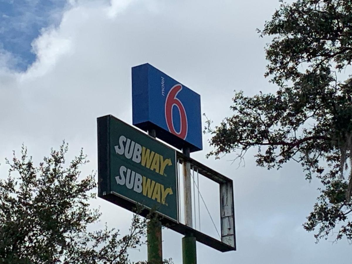 Motel 6 Tampa Near Fairgrounds - Casino Exterior foto